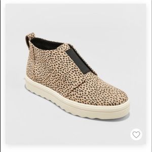 Universal thread cheetah shoes